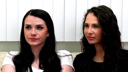 Психолог трахает двух сестер, чтобы наладить их отношения