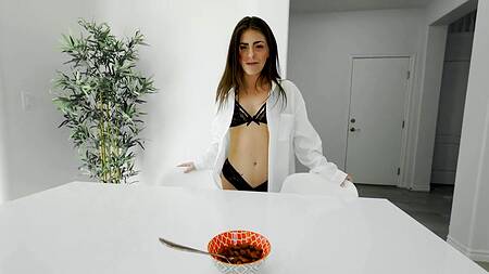 Татуированная мачеха соблазняет на секс в ванной