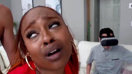 Муж сидит в VR очках, а черная жена ебется с его другом