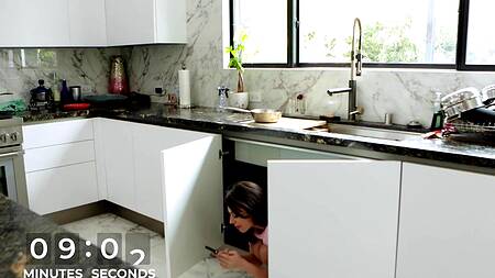 Худышка Aria Valencia спряталась под одеяло и отдалась зрелому мужику