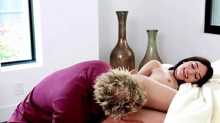 Худышка Aria Valencia спряталась под одеяло и отдалась зрелому мужику