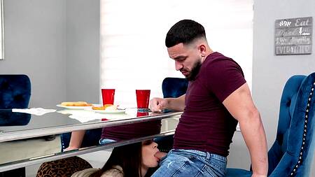 Сводные братья в подборке трахают сестер и кончают им на лица