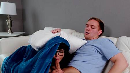 Сводные братья в подборке трахают сестер и кончают им на лица