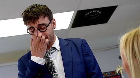 Студент неудачник занялся сексом с двумя однокурсницами