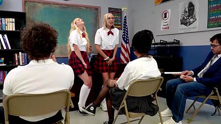 Студент неудачник занялся сексом с двумя однокурсницами