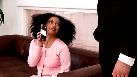 Милая негритянка с кудрявыми волосами соблазняет на секс