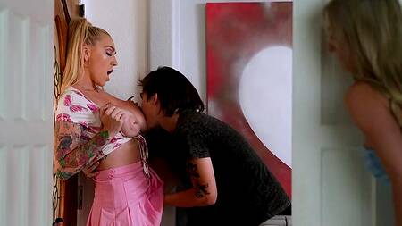 Пацан проводит время с грудастыми сестрами и ебет их