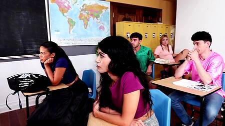 Красотка лижет киску однокурсницы и соблазняет парней на еблю вчетвером