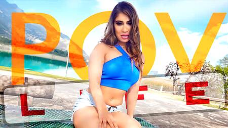 Парень в парке знакомится с Mila Milkshake и ебет её