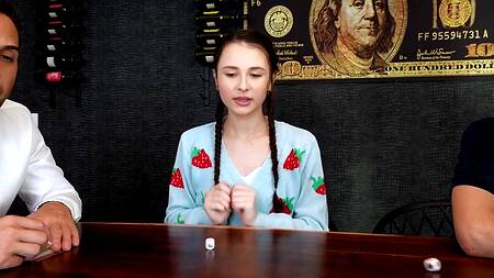 Стройная милашка с косичками изменяет с отцом парня