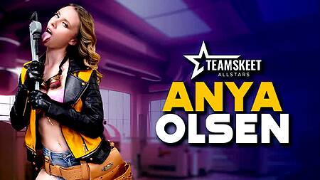 Стройная красотка жарко ебется в мастерской с механиком