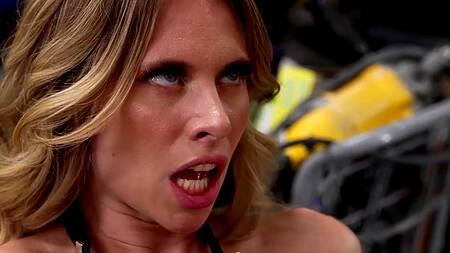 Стройная красотка жарко ебется в мастерской с механиком