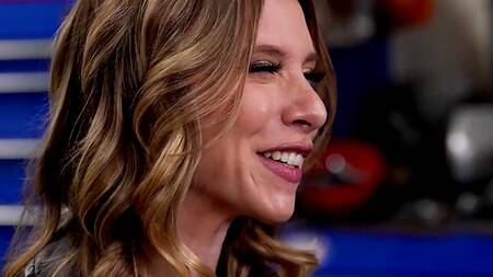 Стройная красотка жарко ебется в мастерской с механиком