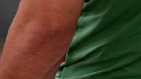 Стройная красотка жарко ебется в мастерской с механиком