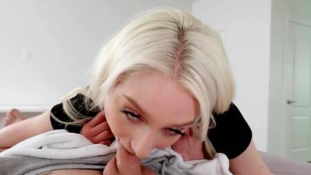 Ласкает попку сводной сестры и трахает её в анус