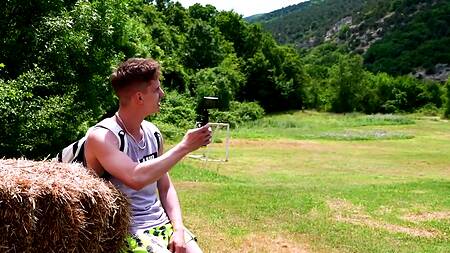 Парень в походе трахнул милую сельскую девушку