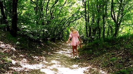 Парень в походе трахнул милую сельскую девушку