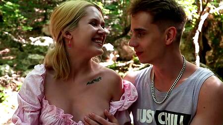 Парень в походе трахнул милую сельскую девушку