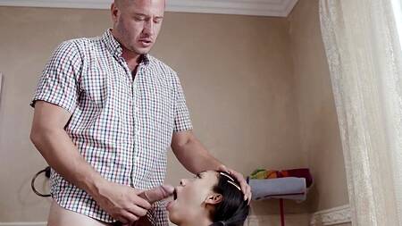 Смуглая Bianca Bangs с маленькими сиськами ебется в ванной