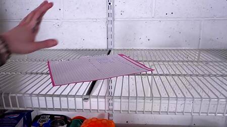 Мужик толстым членом трахает милую девушку электрика