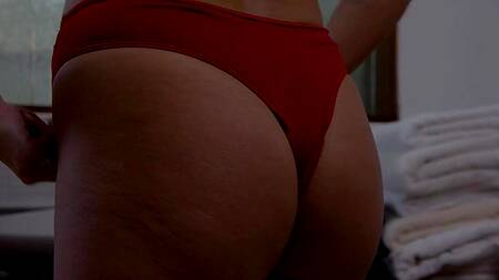 Зрелый мужик трахает в спальне свою жену и падчерицу