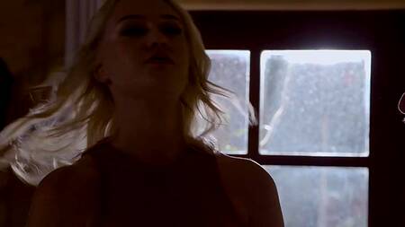 Зрелый мужик трахает в спальне свою жену и падчерицу