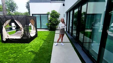 Отчим дарит красивой падчерице анальную пробку и ебет её