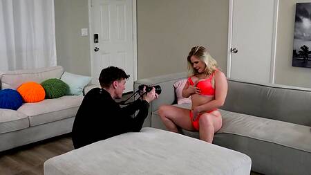 Фотограф возбуждается и трахает блондинку с натуральными сиськами