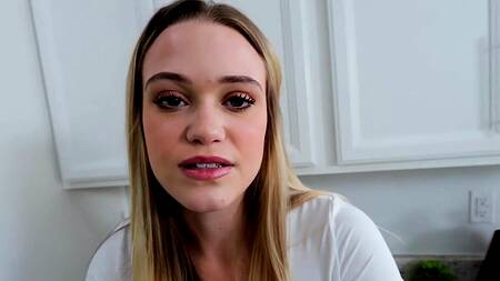 Белокурая сводная сестра Chloe Rose отдается в бритую киску