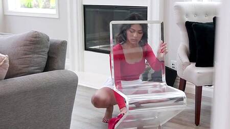 Милая домработница в короткой юбке согласна на еблю