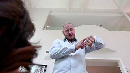 Милая домработница в короткой юбке согласна на еблю