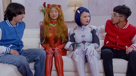 Сестры азиатки любят косплей и групповой секс