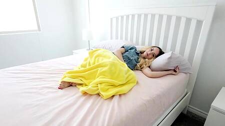 Отчим засовывает палец и хуй в узенькую попку Maria Kazi