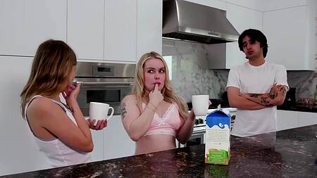 Парень возбудился и поимел милую подругу сестры