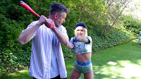 Красотка Alex Grey играть в бейсбол не научилась, но зато поебалась