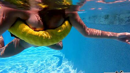 Большой негр ебет миниатюрную девушку и заливает её лицо спермой