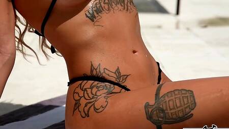 Миниатюрная блондинка решается на анал с негром