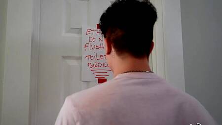 Пасынок застает белокурую мачеху за дрочкой в душе