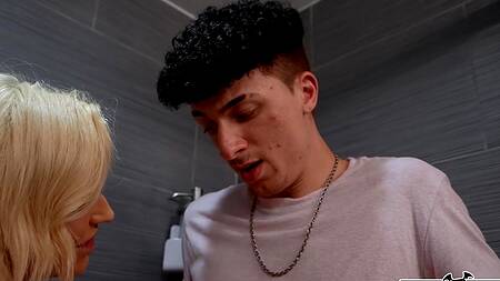 Пасынок застает белокурую мачеху за дрочкой в душе