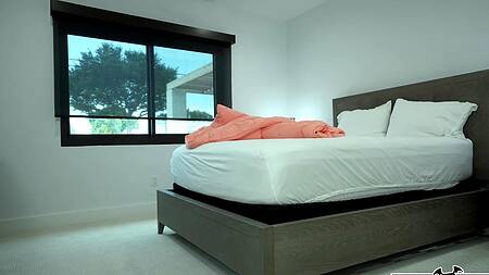 Домработница с большой жопой отдается негру в анус