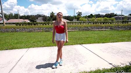 Миловидная блондинка ебется за деньги в машине