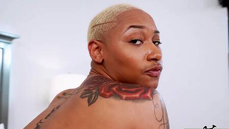 Черная сестра застает за дрочкой в туалете и предлагает секс