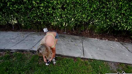 Парень за деньги лижет ноги милой девушки и трахает её в машине