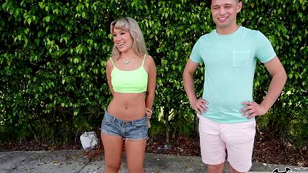 Парень за деньги лижет ноги милой девушки и трахает её в машине