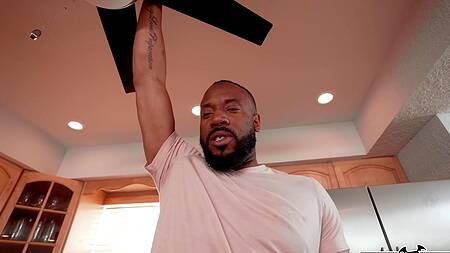 Негр лижет киску белой худышки и страстно её трахает