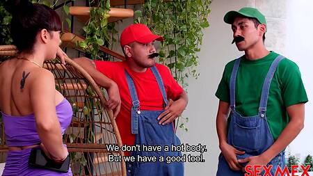 Мексиканские братья Марио трахают клиентку перед работой