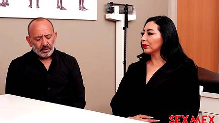 Гинеколог пробудил сексуальность латинки и трахнул её при муже