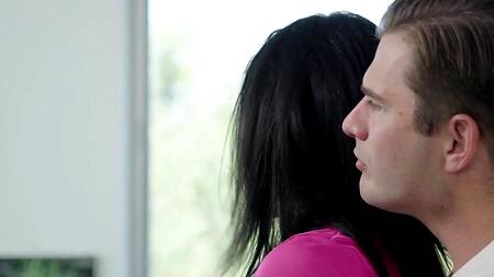 Пасынок отвлекает мачеху от мытья посуды кунилингусом