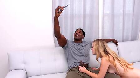 Блондинке в оранжевом белье захотелось межрасового секса