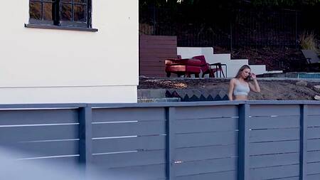 Aidra Fox соблазняет на еблю черного соседа